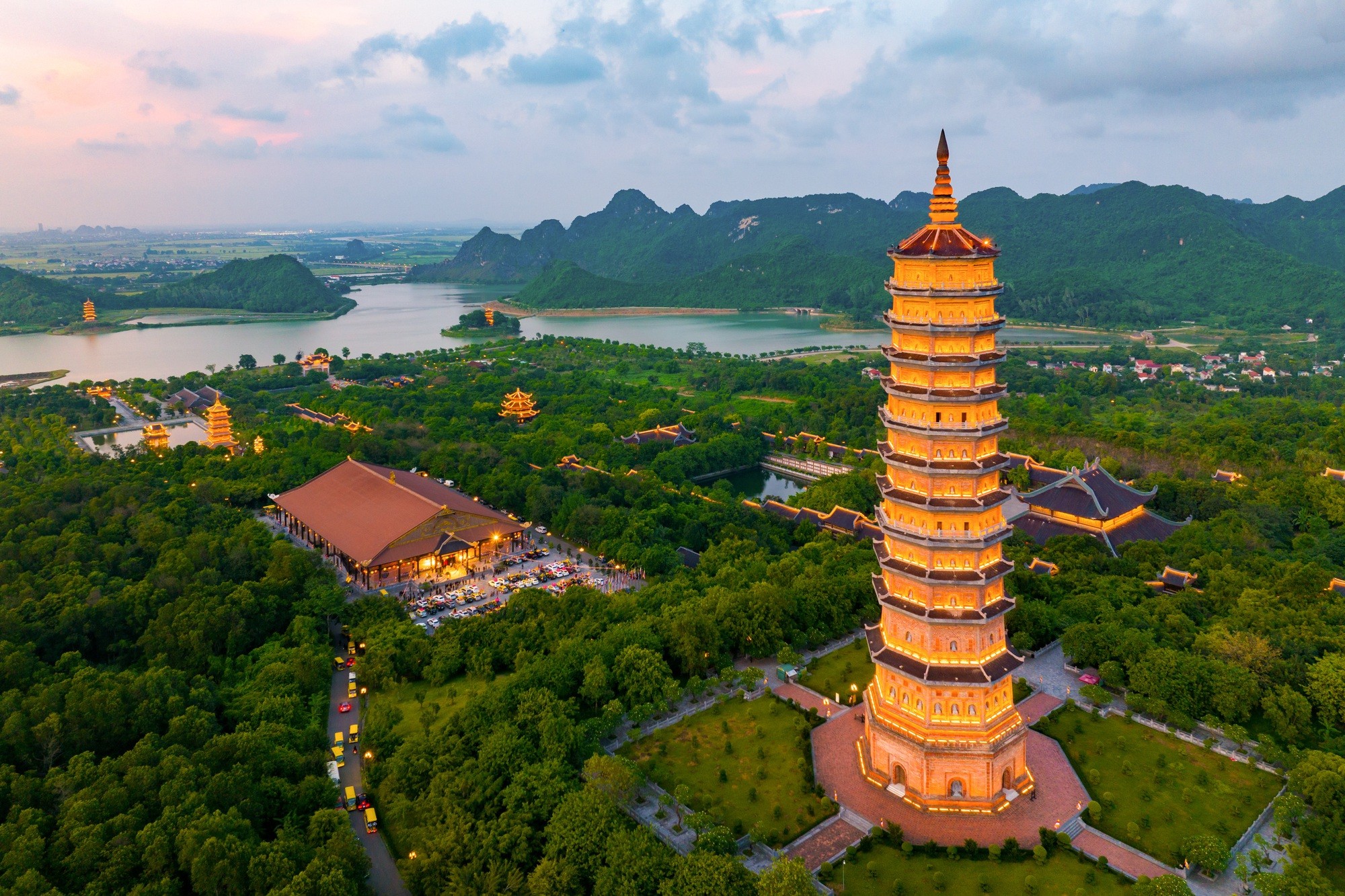 TOUR BÁI ĐÍNH-TRÀNG AN-HOA LƯ-TUYỆT TÌNH CỐC-HANG MÚA